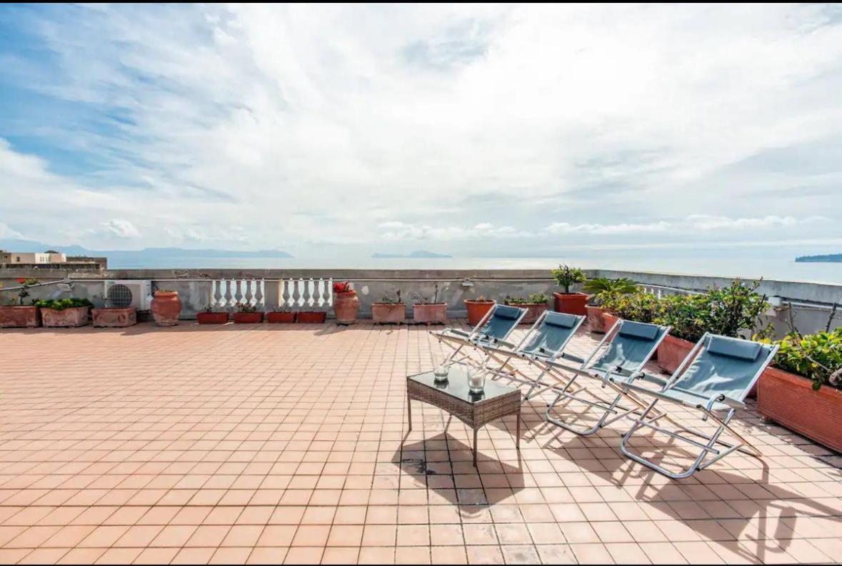 Rooftop In Front Of The Castle Naples Exterior photo